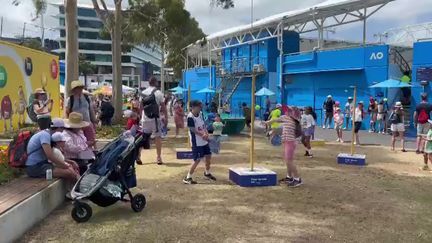 All'interno dell'area degli Australian Open sono stati allestiti diversi stand di attività, incluso il turnball.