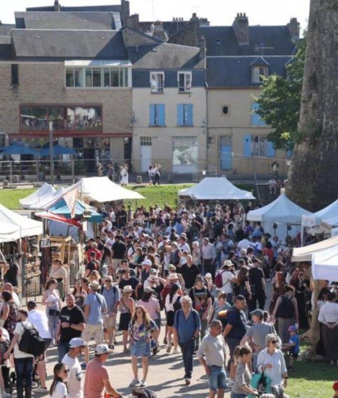Un’affluenza record di 16.000 visitatori per il primo giorno del Festival Medievale di Sedan