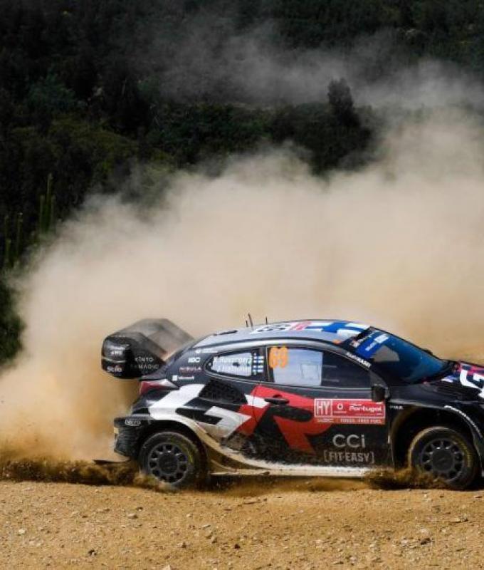 Grosso incidente per il due volte campione in carica al Rally del Portogallo, Sébastien Ogier ne approfitta