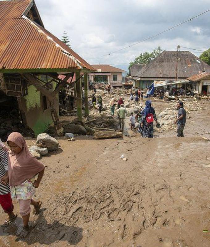 VIDEO. Cos’è la lava fredda che ha causato la morte di una trentina di persone tra cui bambini in Indonesia?