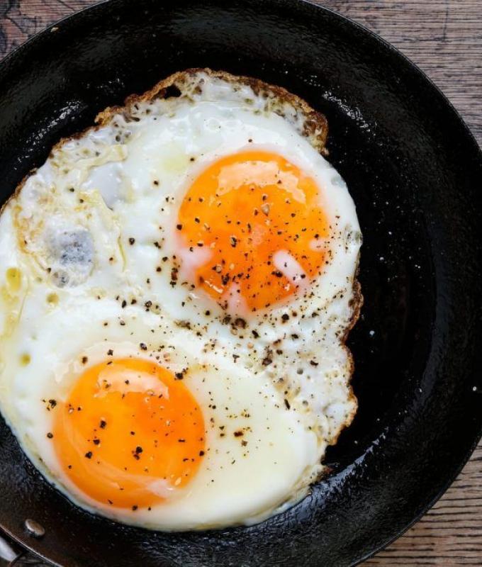 Per delle uova al tegamino tenere e croccanti, non dimenticate questo ingrediente a fine cottura
