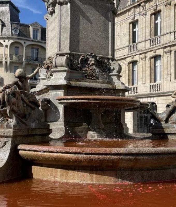 L’acqua della fontana Gonzague si è tinta di rosso: cosa è successo?