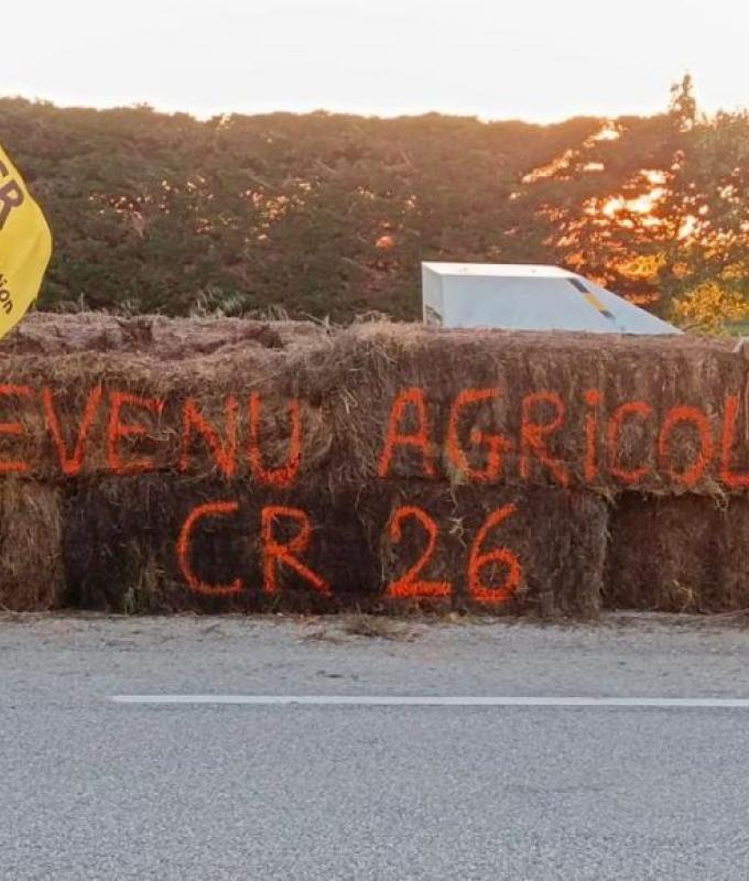 Gli agricoltori della Drôme avvolgono un radar in 6 tonnellate di fieno