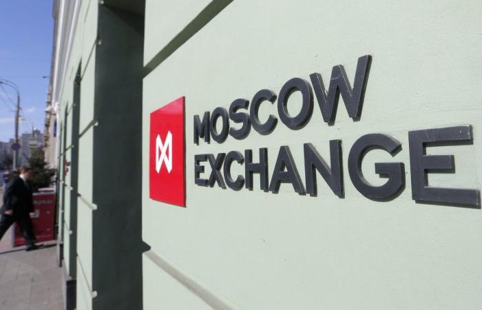 La Borsa di Mosca sospende le transazioni in dollari ed euro