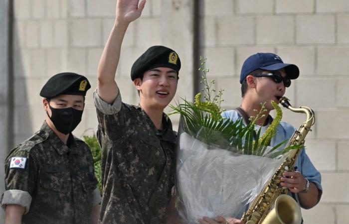 Jin, il primo membro dei BTS a finire il servizio militare, regala una “maratona di abbracci” ai fan