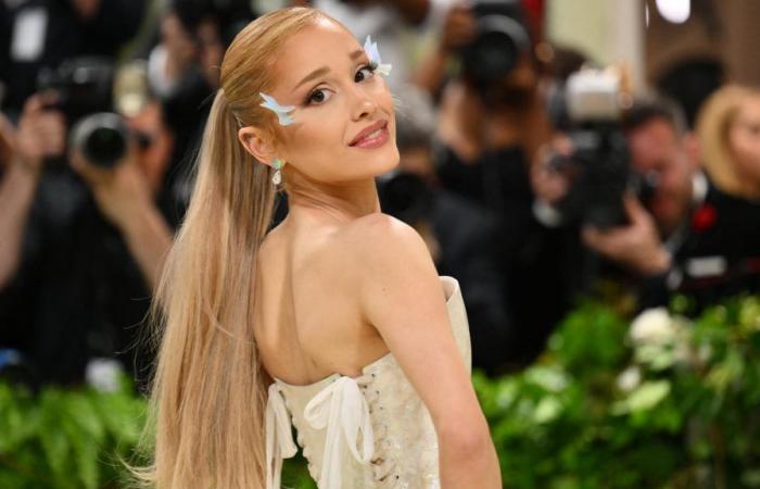 Ariana Grande afferma che la terapia dovrebbe essere obbligatoria nei contratti delle star bambine