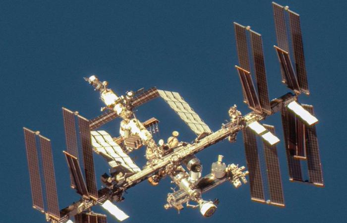 Immagine mozzafiato della Stazione Spaziale in orbita ripresa da un satellite