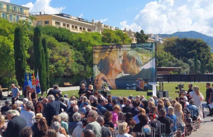 1.400 persone si sono radunate sulla Promenade du Paillon a Nizza per un ultimo omaggio all’artista Ben