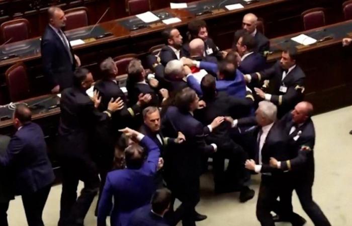 In Parlamento scoppia una rissa, esce un deputato su una sedia a rotelle
