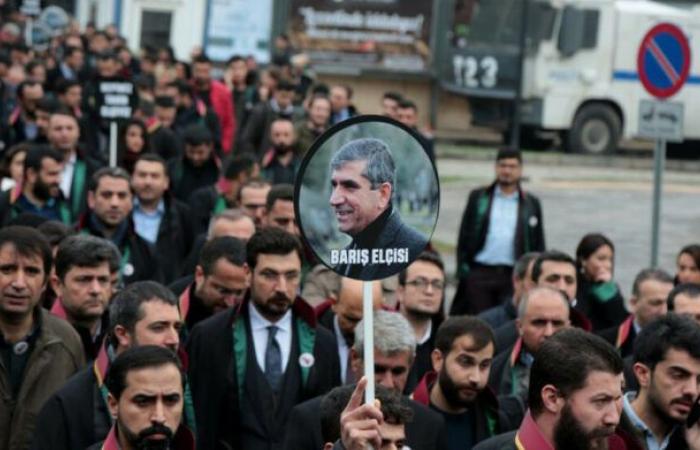 Assoluzione degli agenti di polizia implicati nell’omicidio dell’avvocato curdo Tahir Elçi