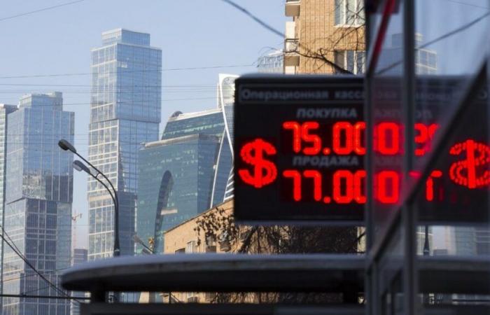 La Borsa di Mosca blocca le transazioni in dollari ed euro