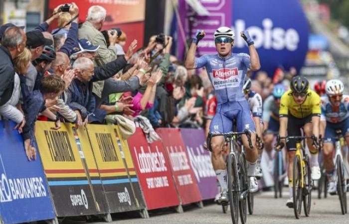 Jasper Philipsen risponde a Tim Merlier e vince in volata la 3a tappa del Giro del Belgio