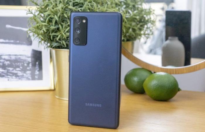 Buon affare – Lo smartphone Samsung Galaxy S20 FE 5G Blu “4 stelle” a 279,98 €
