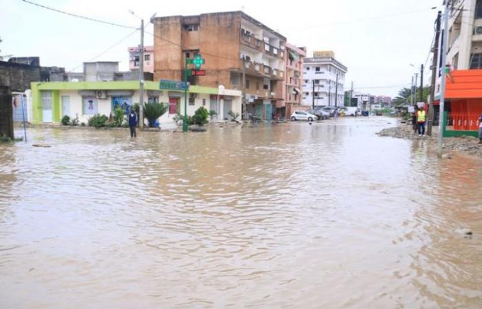Abidjan sott’acqua ieri: diversi quartieri e strade bloccati dall’acqua