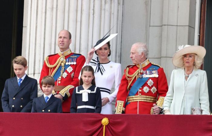 Kate e Carlo III fianco a fianco sul balcone di Buckingham