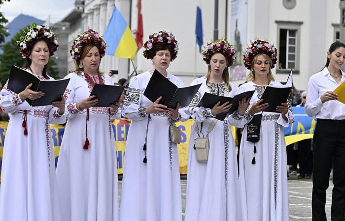 un coro di profughi ucraini canta l’inno europeo