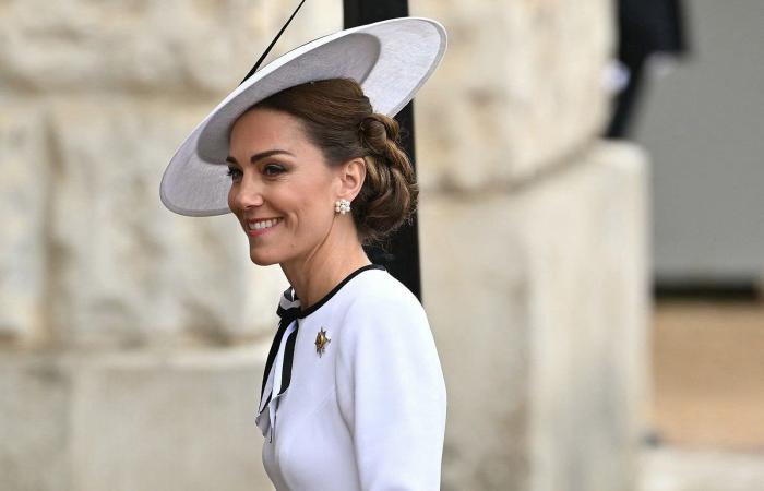 In un abito immacolato, Kate Middleton fa scalpore all’evento Trooping the Colour a Londra