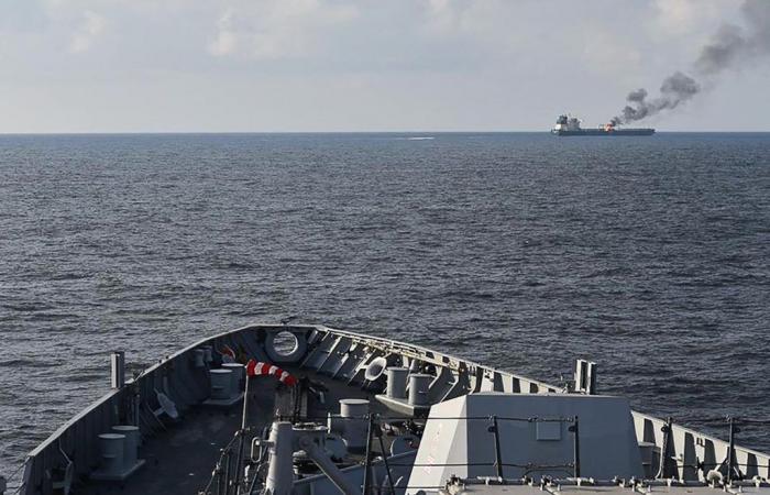 L’equipaggio lascia la nave colpita dagli Houthi nel Golfo di Aden