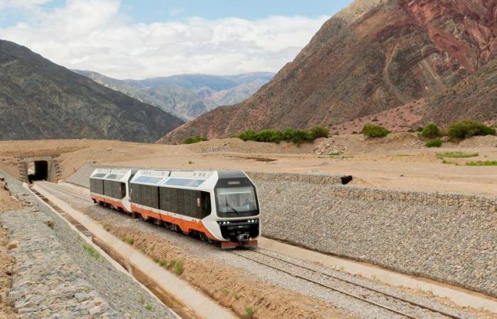 in Argentina, un treno solare al litio attraversa la catena montuosa delle Ande
