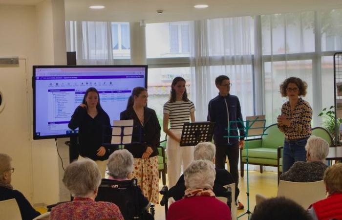 Un progetto di oratorio presentato dagli studenti delle scuole medie agli ospiti della casa di cura Fioretti di Bourges