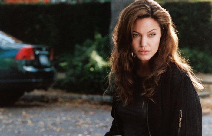 Perché la giovinezza di Angelina Jolie non è stata un fiume lungo e tranquillo