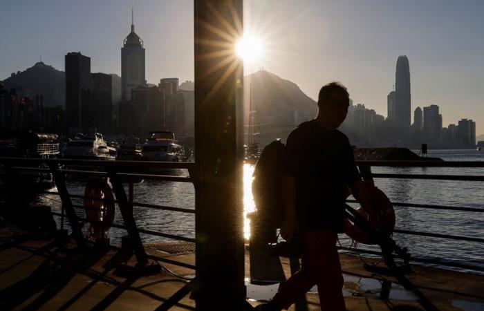 La corsa degli investitori cinesi verso gli asset offshore stimola l’afflusso di capitali a Hong Kong
