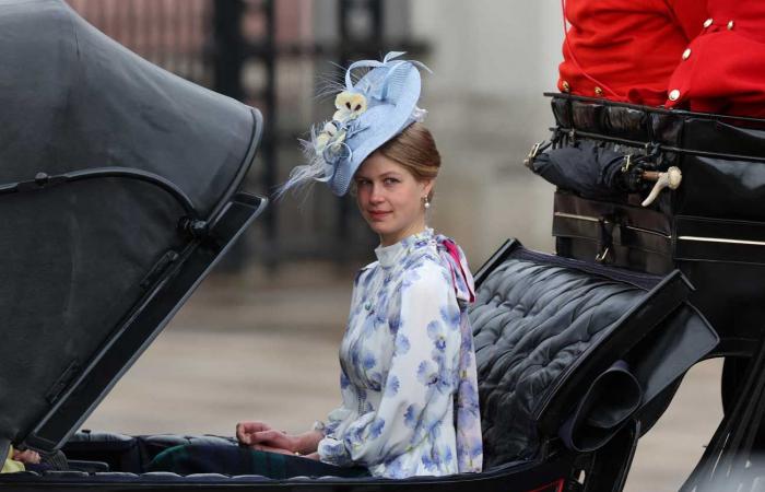 Lady Louise notata nel suo abito floreale in ricordo dell’incoronazione di suo zio Carlo III