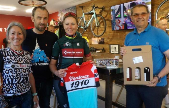 La campionessa di ciclismo Annemiek van Vleuten passa per Vaucluse