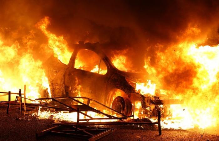 violenza urbana a Cherbourg, auto e un’agenzia France Travail bruciate