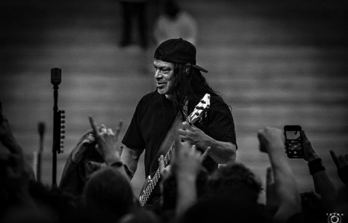 Robert Trujillo dei Metallica riceve un nuovo basso Warwick personalizzato