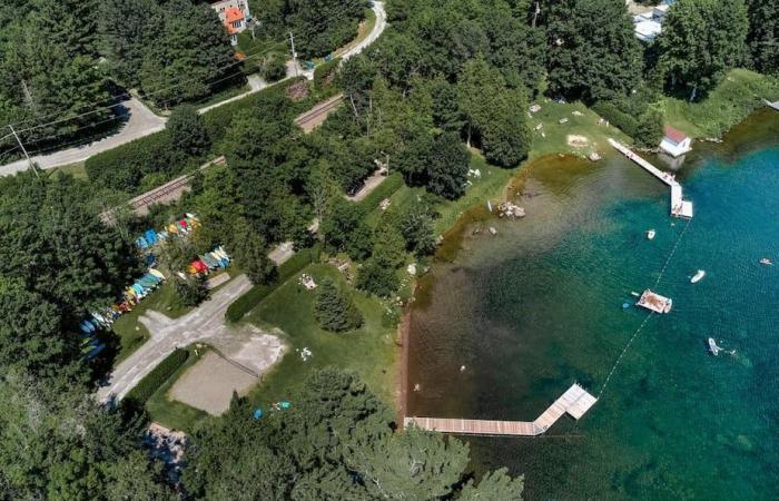 Uno chalet sublime nella natura con accesso al lago Orford in vendita per $ 699.000 a Eastman