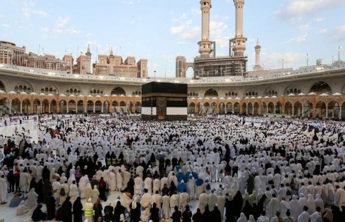 alla Mecca i fedeli completano l’ultima tappa del pellegrinaggio, sotto un caldo mortale