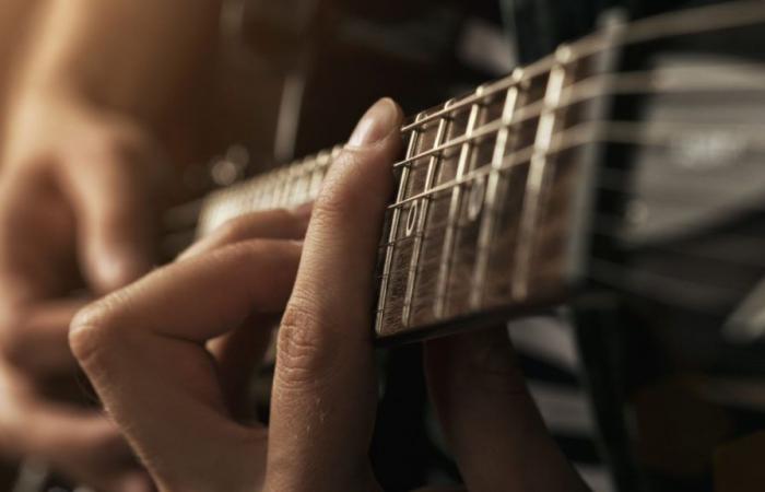 Un uomo suonava la chitarra mentre gli veniva asportato un tumore al cervello
