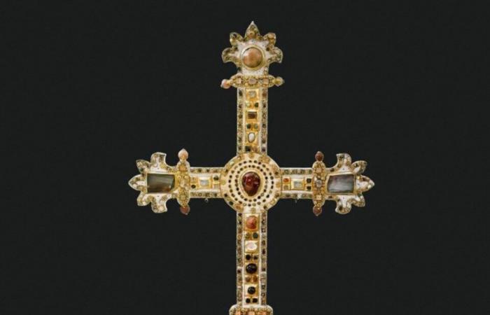 Tarn. Questa croce è uno dei tesori religiosi della Francia, sta facendo un nuovo viaggio