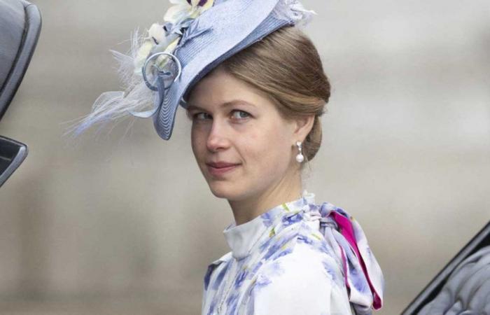 Lady Louise notata nel suo abito floreale in ricordo dell’incoronazione di suo zio Carlo III