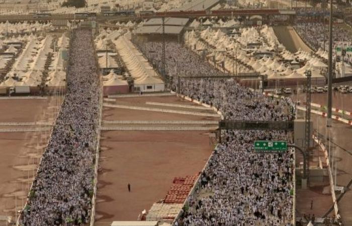 I pellegrini musulmani eseguono la lapidazione di Satana il primo giorno dell’Eid