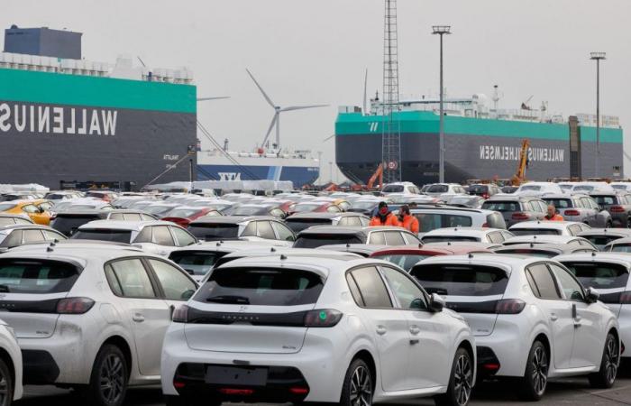 Centinaia di migliaia di auto elettriche invendute ristagnano nei porti europei