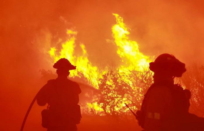 La California è colpita da un vasto incendio nella prateria e teme cosa accadrà dopo
