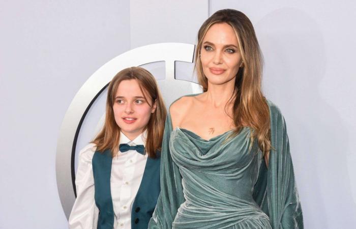 Al braccio della figlia Vivienne, Angelina Jolie sontuosa nell’Atelier Versace