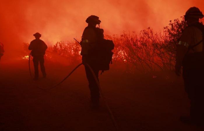 le impressionanti immagini degli incendi che devastano i dintorni di Los Angeles