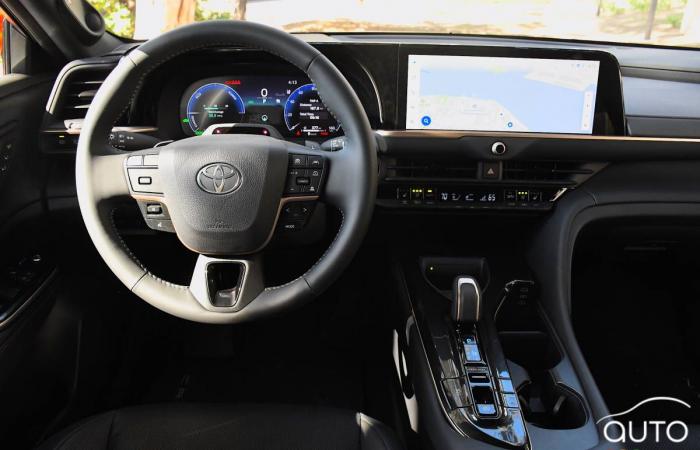 Toyota Crown Signia 2025, prima prova: la station wagon inaspettata