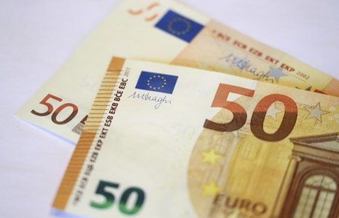Il dollaro resta forte, l’incertezza politica indebolisce l’euro