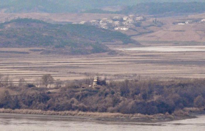 Decine di soldati nordcoreani attraversano il confine con il Sud