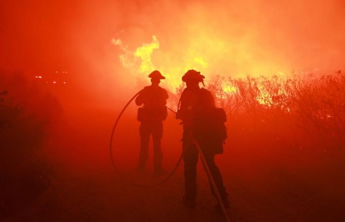 Il primo grande incendio dell’anno brucia nell’area di Los Angeles