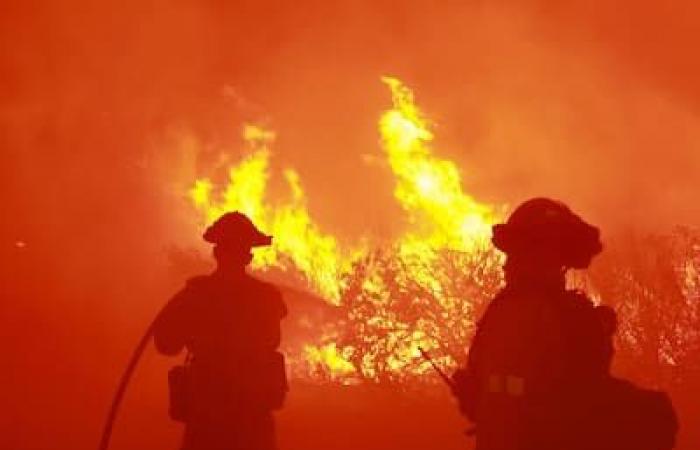NELLE IMMAGINI | La California è colpita dal più grande incendio dell’anno e teme un’estate pericolosa