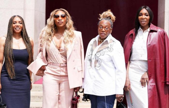 Serena e Venus Williams fanno una rara apparizione insieme alla madre e alla sorellastra alla settimana della moda di Milano