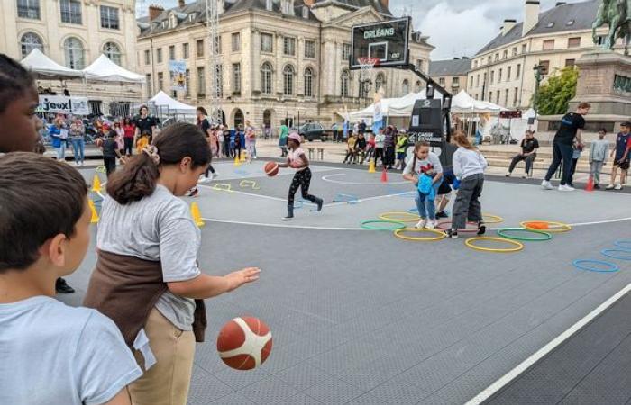 1.000 giocatori di basket in erba tutto il giorno, Place du Martroi a Orléans