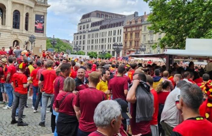 “Siamo così sexy”: i tifosi belgi creano l’atmosfera nelle strade di Francoforte