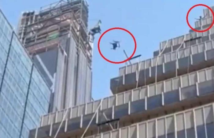 IN VIDEO | Un individuo lancia una sedia di legno dalla cima di un edificio a più piani