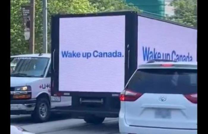 Il camion che espone un messaggio anti-musulmano è di proprietà di Rebel News